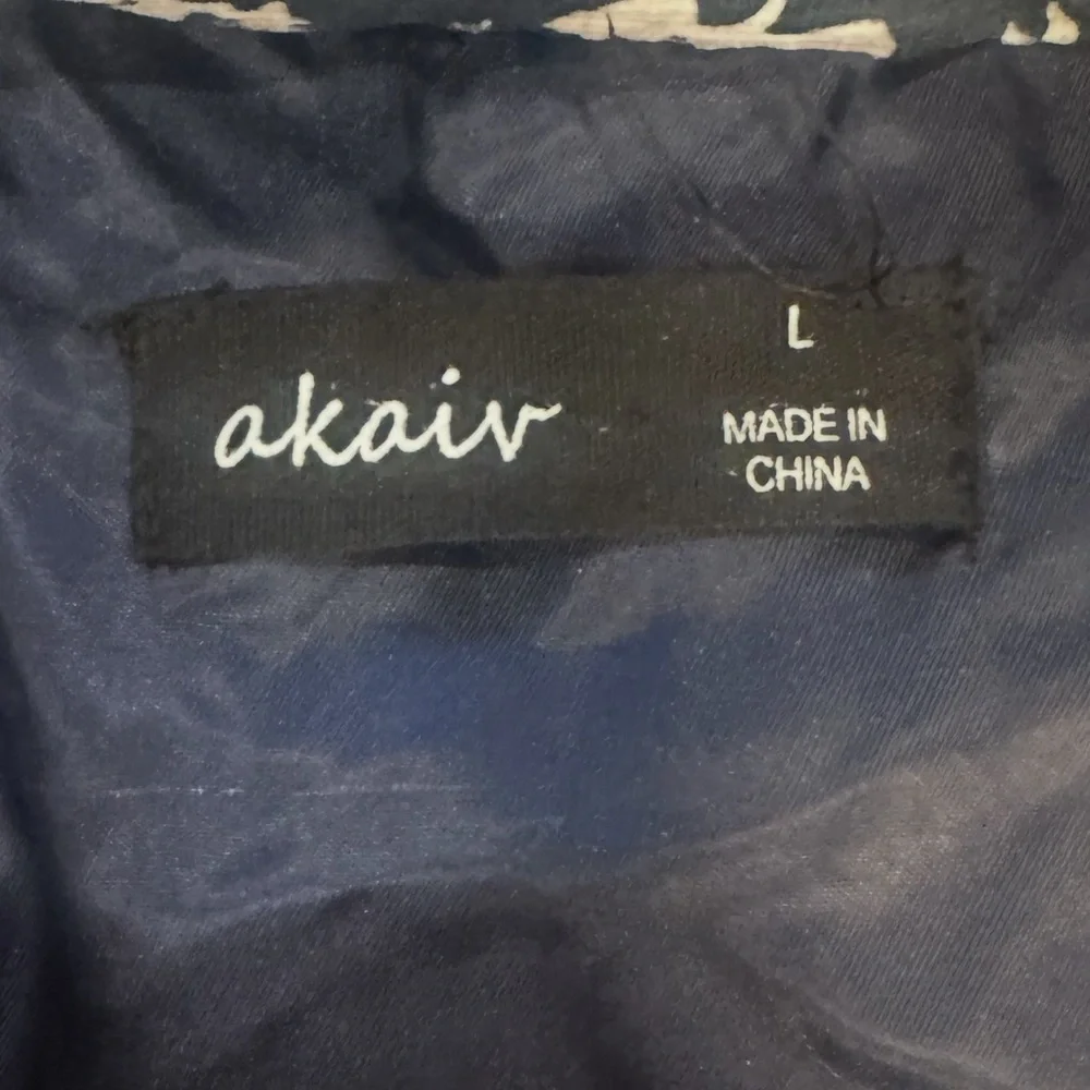 Akaiv Cropped Floral Puffer Jacket Size Large Navy Blue Cream Pockets Full Zip - Picture 9 of 14